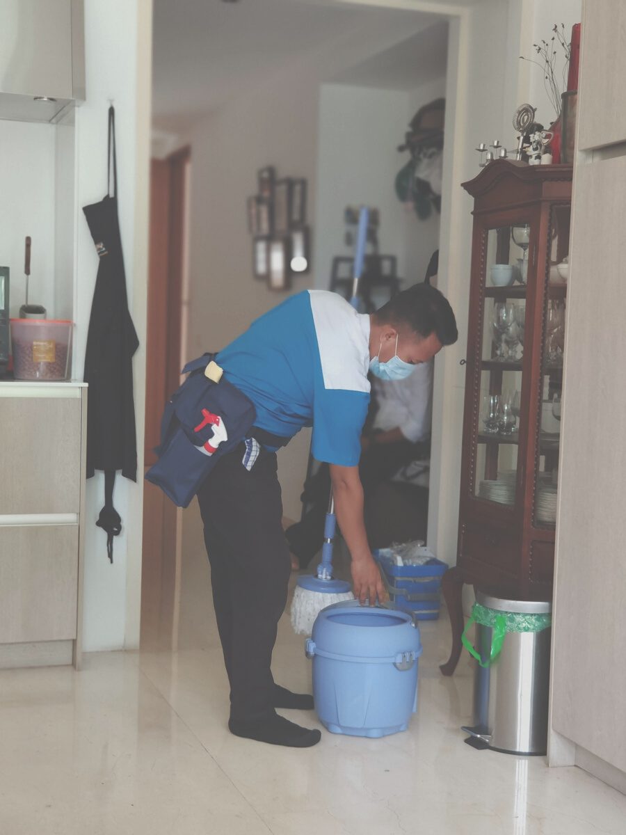 Petugas PTCRM membersihkan rumah tinggal